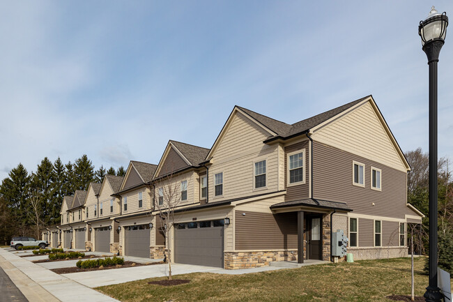 Encore at Lake Forest Trail in Brighton, MI - Foto de edificio - Building Photo