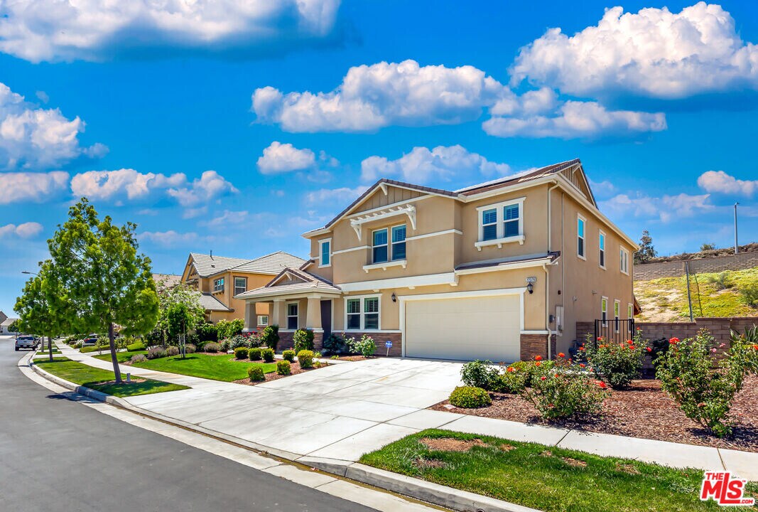 22379 Driftwood Ct in Santa Clarita, CA - Building Photo