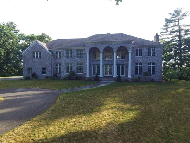 11 Elizabeth Way in Lynnfield, MA - Building Photo - Building Photo