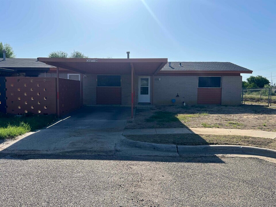 670 E Holly Ct in Laredo, TX - Building Photo