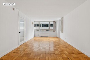 200 E 58th St in New York, NY - Building Photo