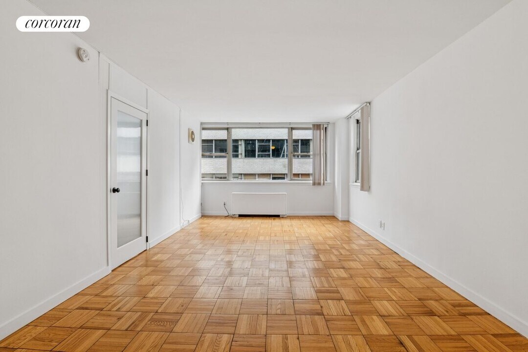 200 E 58th St in New York, NY - Building Photo