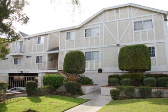 Brookside Square Apartments in Hawthorne, CA - Building Photo - Building Photo
