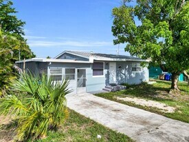 3847 Maxine St in Ft. Myers, FL - Building Photo
