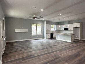 142 Alele Dr in Bastrop, TX - Foto de edificio - Building Photo