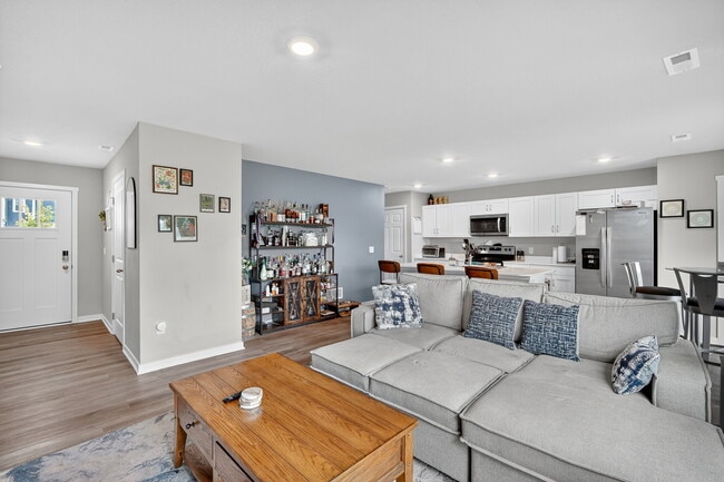 2541 SE Hawkins Dr in West Des Moines, IA - Foto de edificio - Building Photo