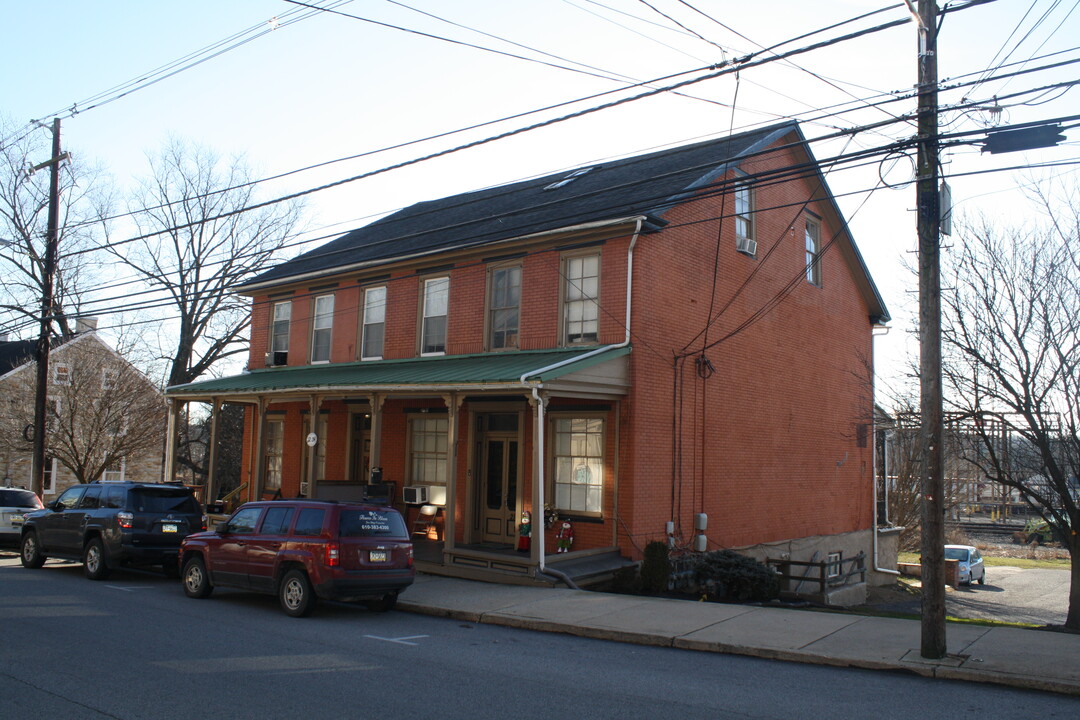 212-214 Main St in Parkesburg, PA - Building Photo