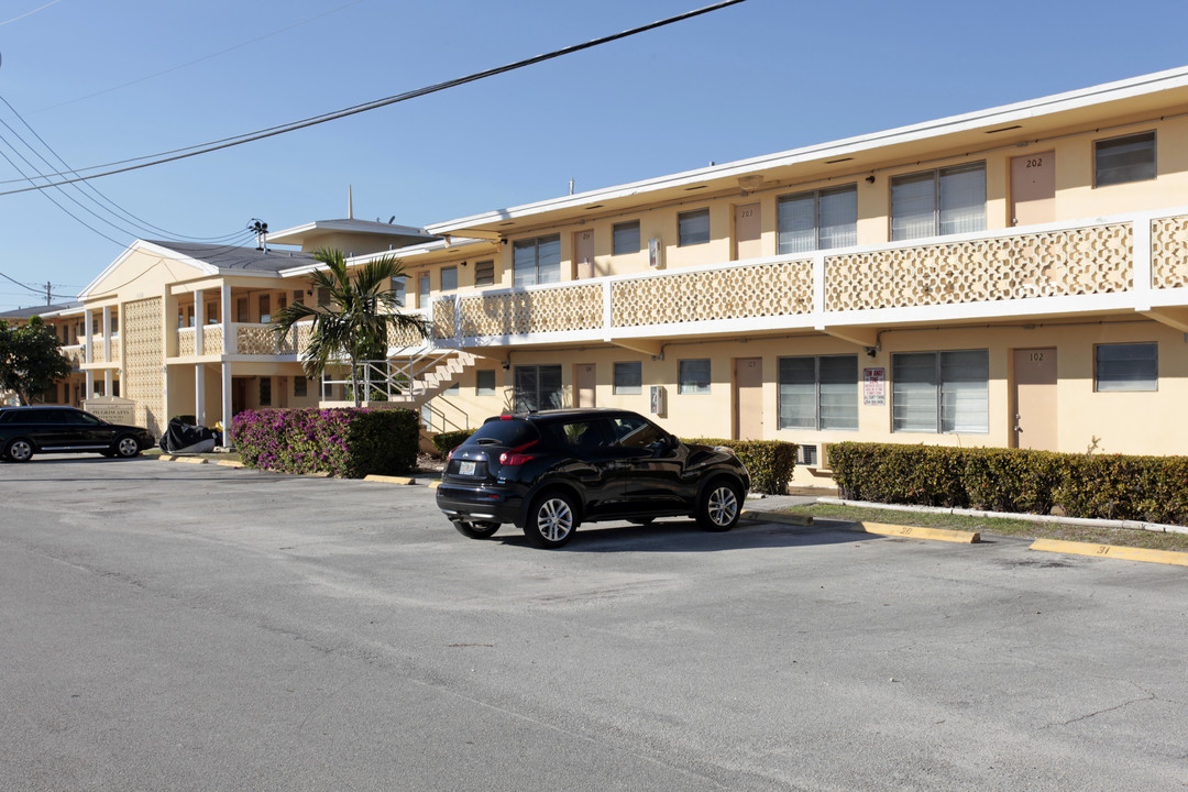 Pilgrim Apartments in Fort Lauderdale, FL - Building Photo