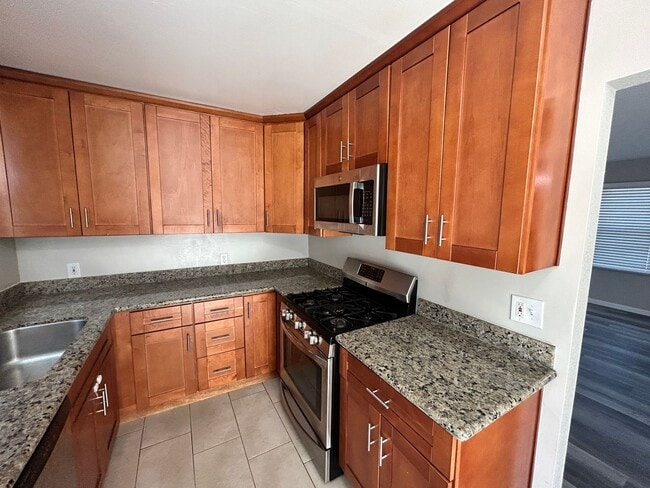 1602 Oxford Way in Stockton, CA - Building Photo - Building Photo