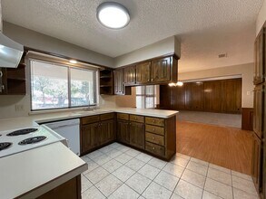 760 NW Douglas St in Burleson, TX - Building Photo - Building Photo