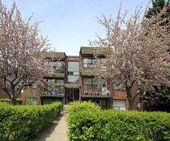 6 Fraserwood Ave in Toronto, ON - Building Photo