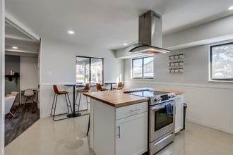 13489 W Auburn Ave in Lakewood, CO - Foto de edificio - Building Photo