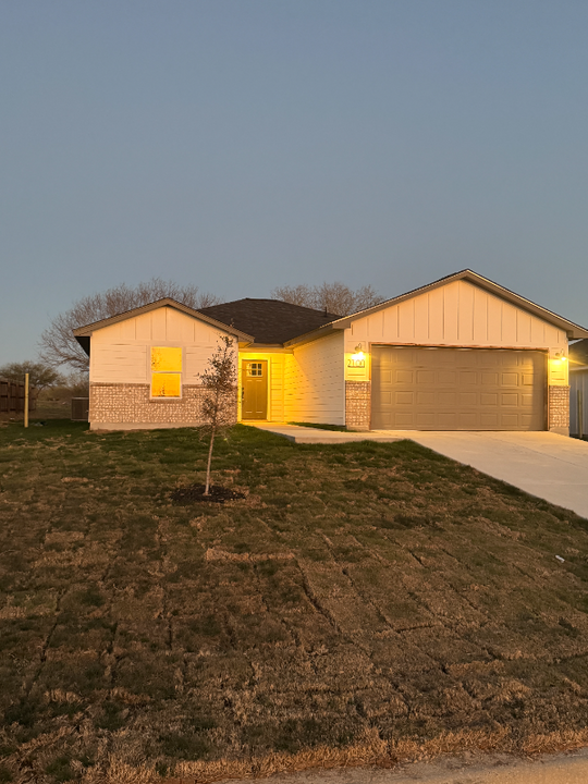 2100 Owens Ave in Three Rivers, TX - Building Photo