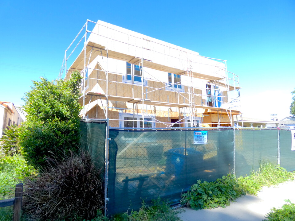 10853 Hartsook St in North Hollywood, CA - Building Photo