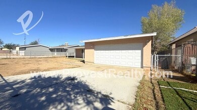 16042 Smoke Tree St in Hesperia, CA - Building Photo - Building Photo