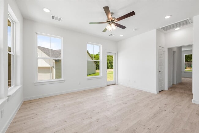 1207 Chestnut Ct in Runaway Bay, TX - Building Photo - Building Photo