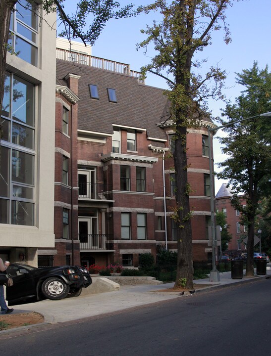 3240 Hiatt Pl NW in Washington, DC - Building Photo