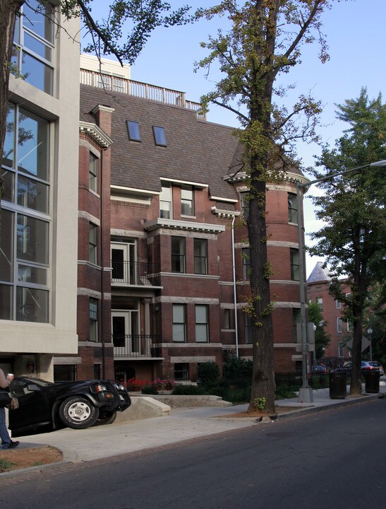 3240 Hiatt Pl NW in Washington, DC - Building Photo