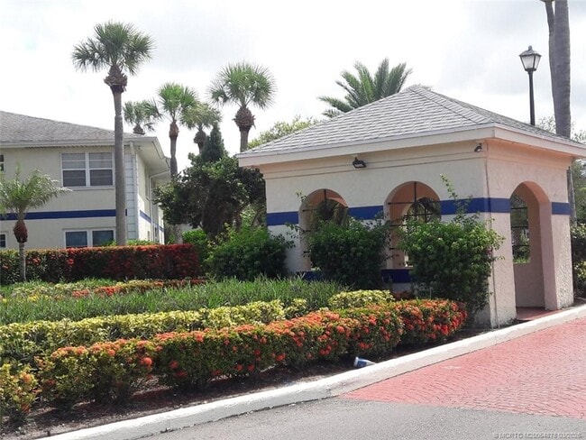 property at 1524 SE Royal Green Cir