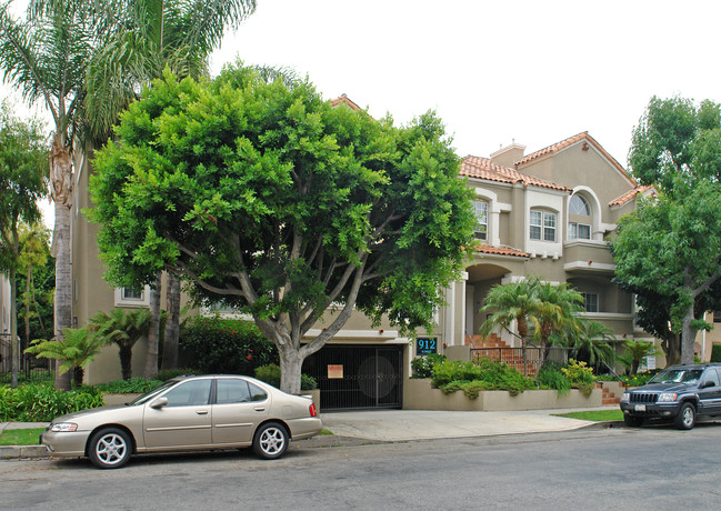 912 N Croft Ave in West Hollywood, CA - Building Photo - Building Photo