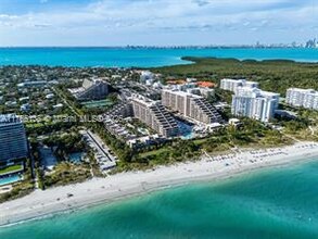 151 Crandon Blvd, Unit # 534 in Key Biscayne, FL - Foto de edificio - Building Photo