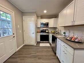 2612 Rogers Ave in Austin, TX - Building Photo - Building Photo