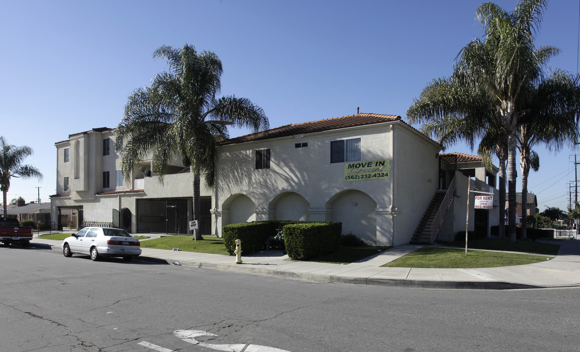 Valencia Terrace Apartments in Fullerton, CA - Foto de edificio