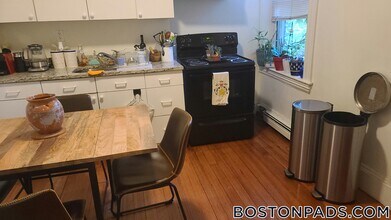 208 Winthrop Rd in Brookline, MA - Foto de edificio - Building Photo