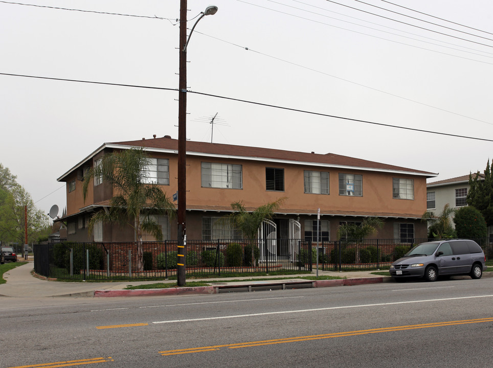 8333 Lindley Ave in Northridge, CA - Building Photo