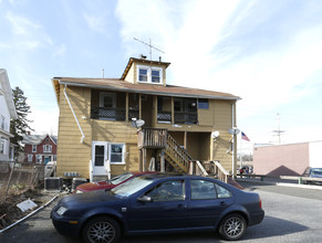 209 Mercer St in Hightstown, NJ - Building Photo - Building Photo