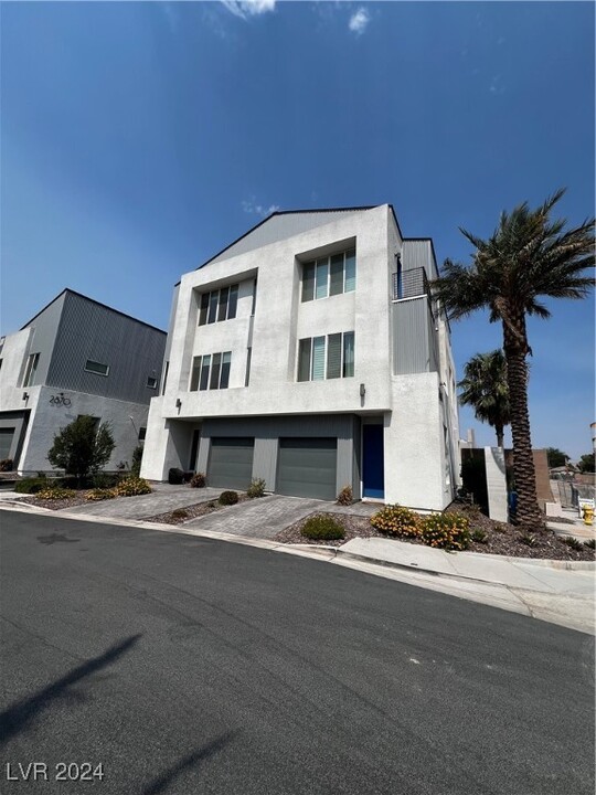 2861 Blue Key Ct in Las Vegas, NV - Foto de edificio