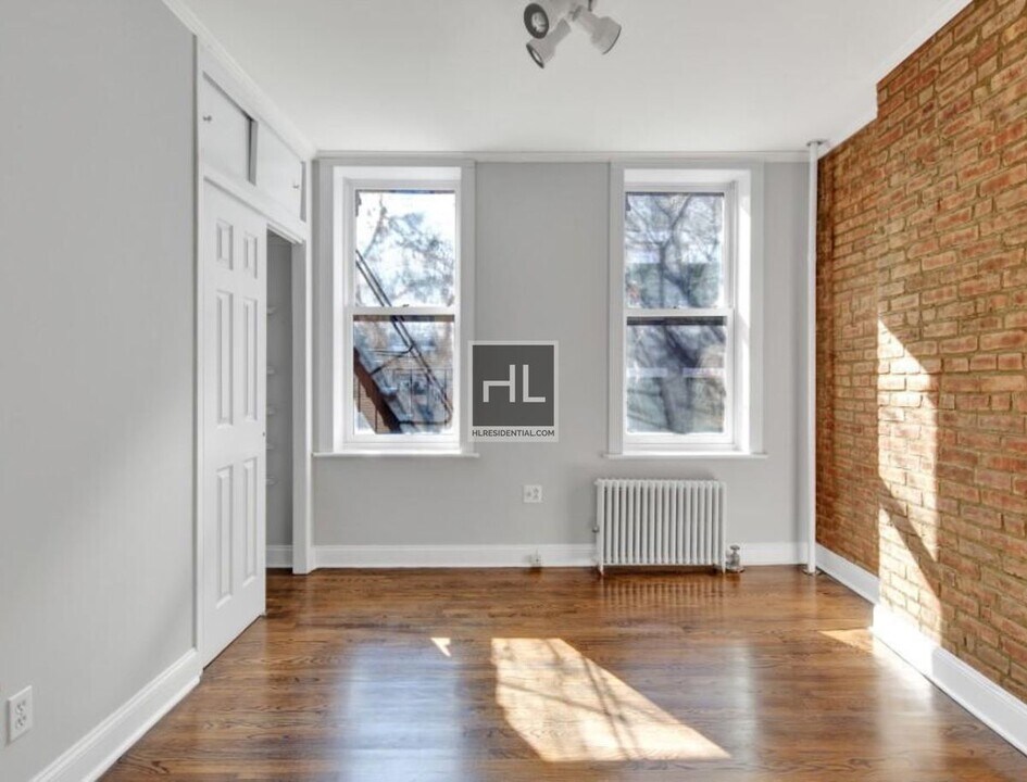 BARROW ST., Unit 5A in New York, NY - Building Photo