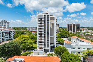 911 E Ponce de Leon Blvd in Coral Gables, FL - Foto de edificio - Building Photo