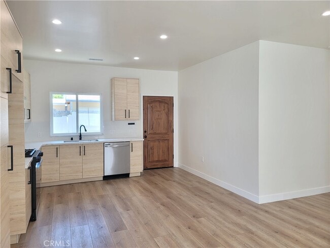 16840 Los Alimos St in Los Angeles, CA - Building Photo - Building Photo