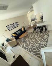 Barclay Square Apartment in Sherman Oaks, CA - Building Photo - Building Photo