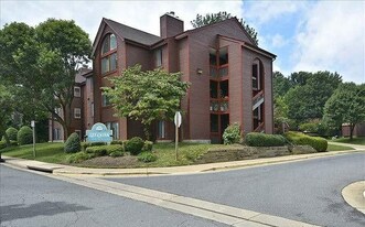 2815 Lee Oaks Ct, Unit 301 in Falls Church, VA - Building Photo