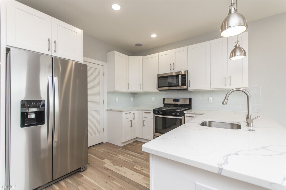 2409 W Thompson St-Unit -2, Philadelphia, PA in Philadelphia, PA - Building Photo