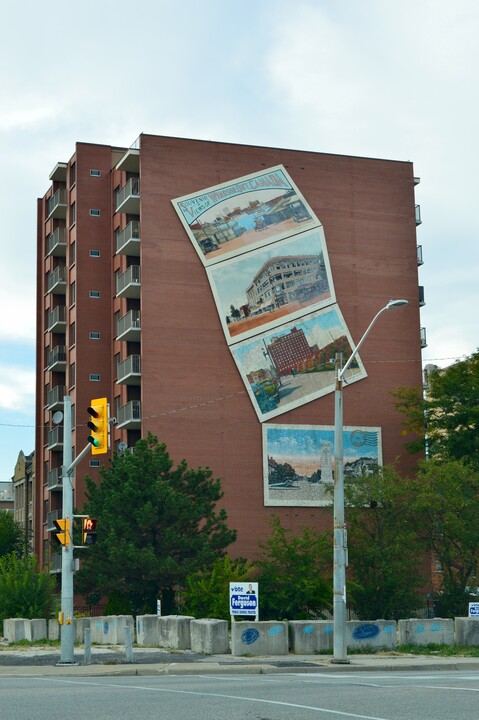 King George Apartments in Windsor, ON - Building Photo