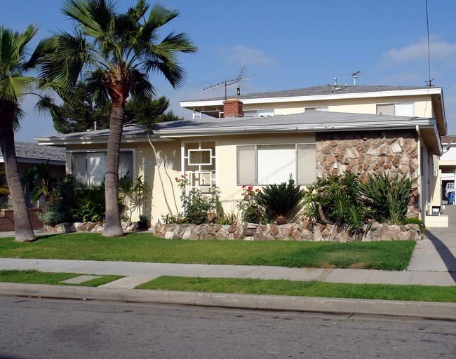 12703 Oxford Ave in Hawthorne, CA - Foto de edificio - Building Photo