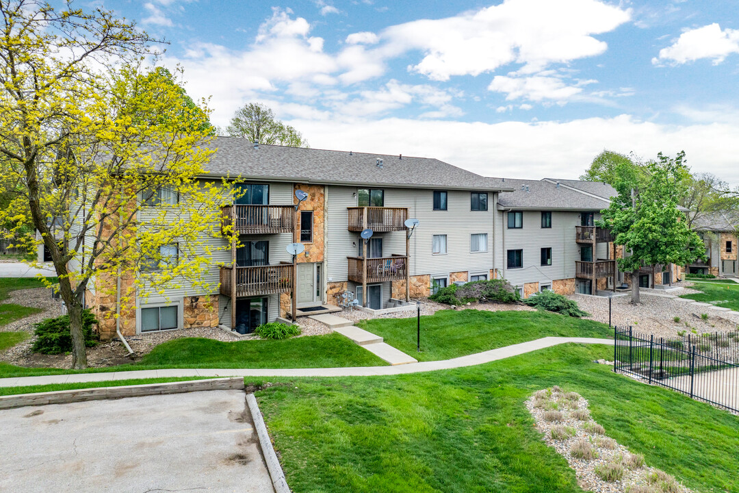 Aspen Ridge Condominiums in Clive, IA - Building Photo