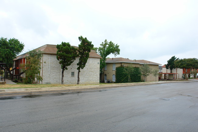 Tamarisk Apartments in San Antonio, TX - Building Photo - Building Photo