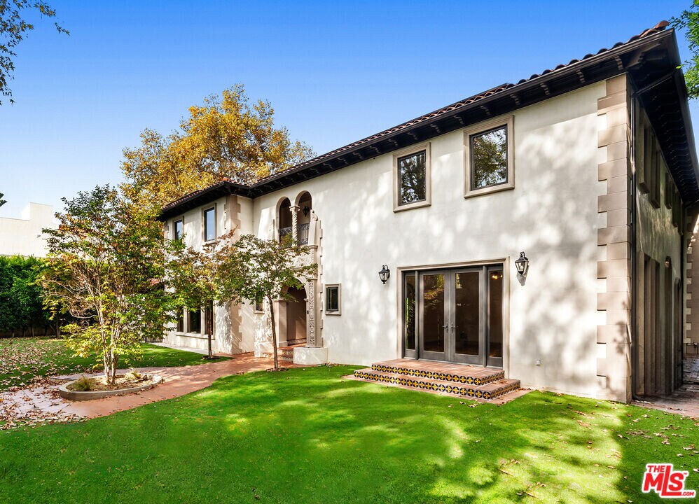 11159 La Maida St in Los Angeles, CA - Building Photo