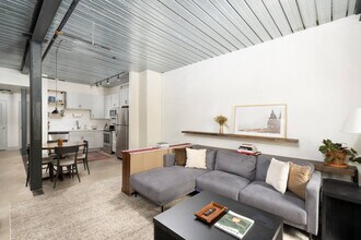 1009 W Juneau Ave in Milwaukee, WI - Foto de edificio - Building Photo