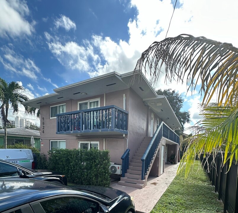 1624 NW 16th Ter, Unit 1 in Miami, FL - Building Photo
