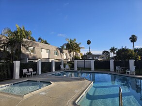 823 Valley Ave in Solana Beach, CA - Foto de edificio - Building Photo