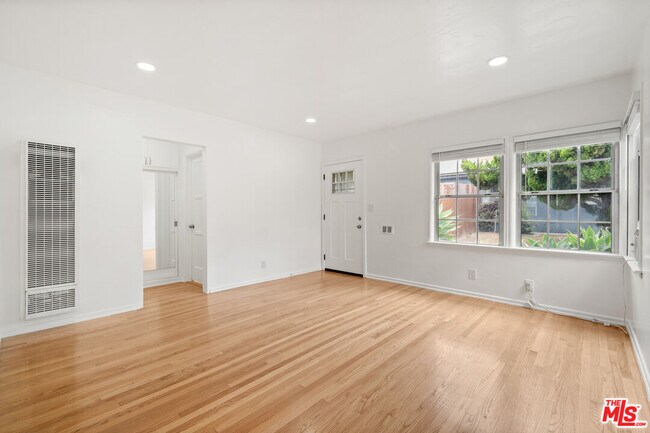 7109 Flight Ave in Los Angeles, CA - Foto de edificio - Building Photo