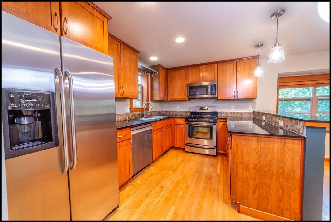 6901 California Ave SW in Seattle, WA - Building Photo