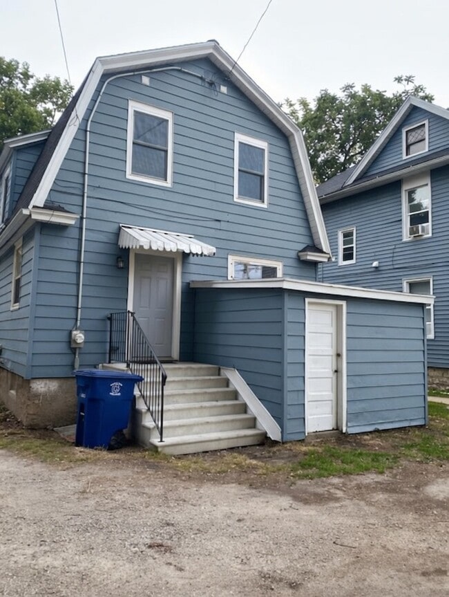 305 S Van Buren St in Green Bay, WI - Foto de edificio - Building Photo