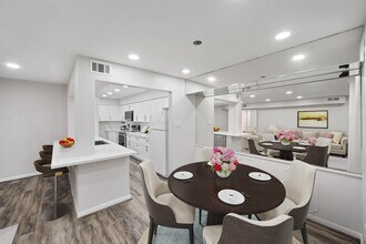 357 N Post Oak Ln in Houston, TX - Building Photo - Building Photo