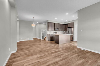 7348 Chivers Cres SW in Edmonton, AB - Building Photo - Building Photo